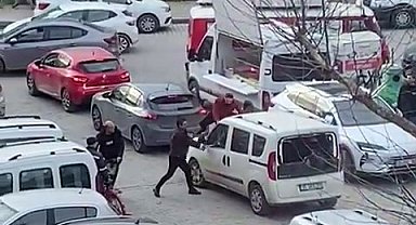 İzmir'de polis merkezi önünde sopayla darp kamerada
