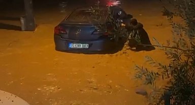 İzmir'de sağanak ve fırtına hayatı felç etti: Sel suları araçları sürükledi