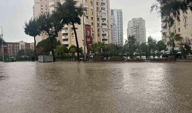 İzmir'de sağanak ve fırtına hayatı felç etti, yollar göle döndü