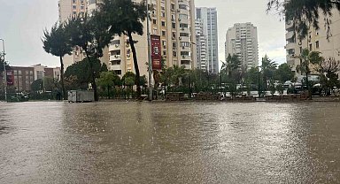 İzmir'de sağanak ve fırtına hayatı felç etti, yollar göle döndü