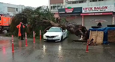 İzmir'de sağanak ve fırtına hayatı felç etti