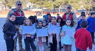 Jandarma, öğrencilerin karne heyecanına ortak oldu