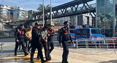 Jandarmayı görünce çaldıkları avokadoları bırakıp kaçtılar
