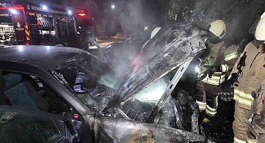 Kadıköy'de apartman otoparkında otomobil alev aldı