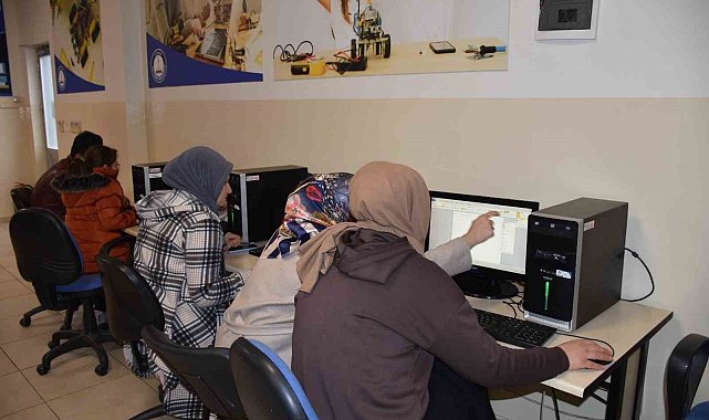 Kadınlar çocuklarıyla hayallerini tasarlıyor