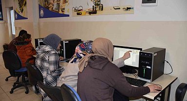 Kadınlar çocuklarıyla hayallerini tasarlıyor