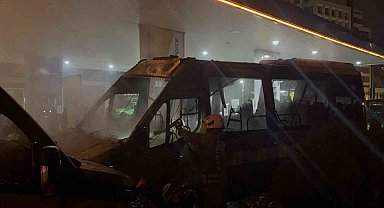 Kağıthane'de benzin istasyonunda 2 minibüs alev aldı