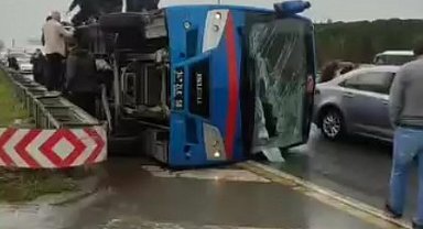 Kağıthane'de cezaevi nakil aracı devrildi: 2 jandarma personeli ağır olmak üzere 19 yaralı