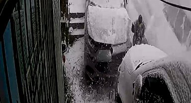 Kağıthane'de inanılmaz kurtuluş kamerada: İki aracın arasında kalmaktan son anda kurtuldu