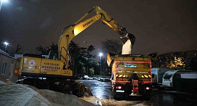 Kağıthane'de karla mücadele çalışmaları aralıksız sürüyor