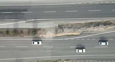 Kahramanmaraş'ta depremde 7 metre kayan yol dikkat çekiyor