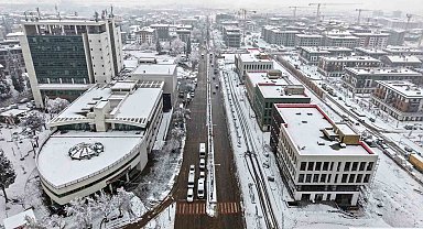 Kahramanmaraş'ta kar sevinci yaşanırken, ekipler de sahada görev yapıyor