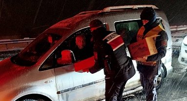 Kahramanmaraş'ta yolda mahsur kalan vatandaşlara jandarmadan yardım