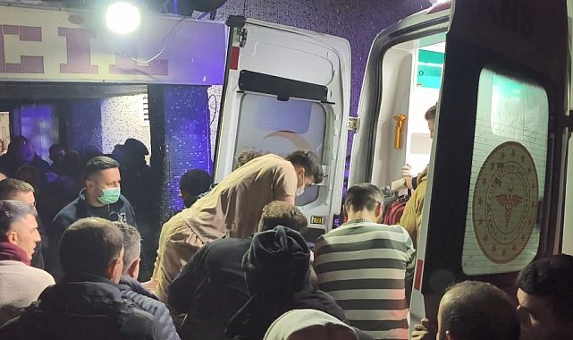 Kalbi duran yaralı için doktor sedye üzerinde kalp masajı yaptı