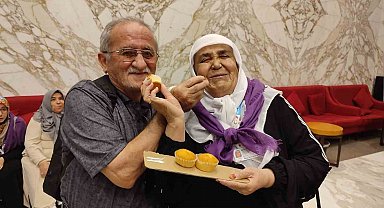 Kalbi sağ tarafta olan umreci 49. evlilik yıl dönümünü Mekke'de kutladı