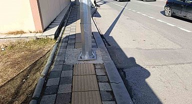 Kaldırımdaki engelli yolu üzerine direk diktiler