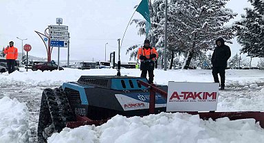 Kaldırımlar robotik araçlarla kardan temizleniyor