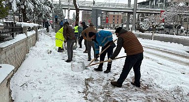 Kaldırımlardaki karlar temizleniyor