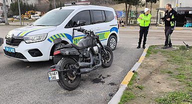 Kamyonet ile çarpışan motosikletteki 2 kişi yaralandı