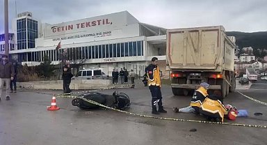 Kamyonla çarpışan motosiklet sürücüsü hayatını kaybetti