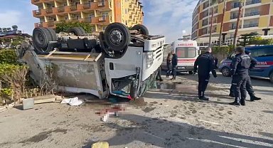 Kamyonun arkadan çarptığı çöp kamyonu devrildi: 1'i ağır 3 işçi yaralandı