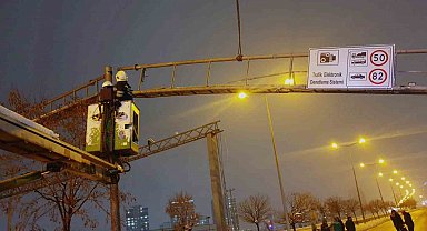 Kamyonun çarptığı trafik levhası itfaiye ekiplerince düzeltildi