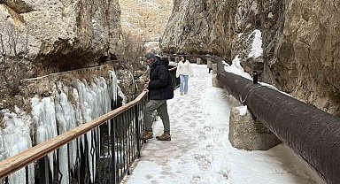 Kanyonda oluşan devasa buz sarkıtlarının boyu 5 metreyi aştı