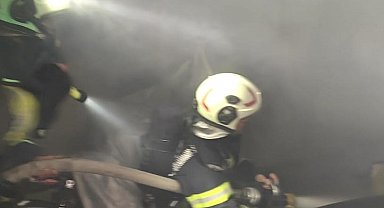 Kapalı otoparkta duran otomobile alevler sarsı