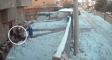 Kapıdan çıkan yerde kaldı: Evden çıkan herkes buzda kaydı