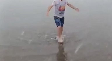 Kar altında denize girip yüzdü