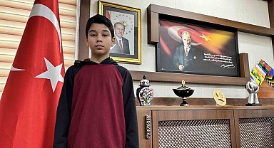 Kar altında İstiklal Marşı'na eşlik eden Türkmen öğrenci ödüllendirildi