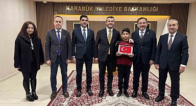 Kar altında İstiklal Marşını okuyan öğrenciye Başkan Çetinkaya da kayıtsız kalmadı