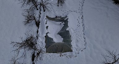 Kar birikintisine dayanamayan seralar çöktü