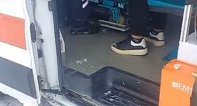 Kar engeline takılan ambulansa karayolları ekipleri yetişti