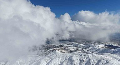 Kar hasretini bin 744 rakımlı dağda giderdiler: Zirvede kış manzarası görsel şölen sundu