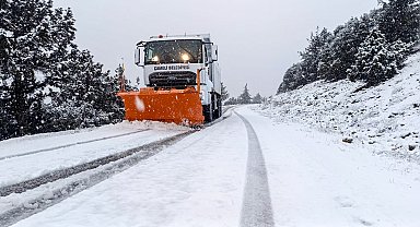 Kar kalınlığı 25 santimetreye ulaşan Çameli'nde saha çalışmalar devam ediyor