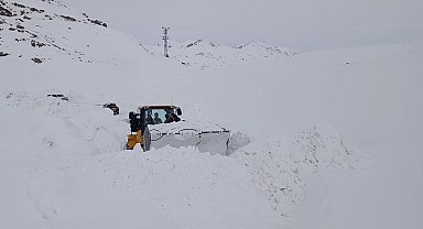 Kar kalınlığı iş makinelerinin boyunu aştı, çalışmalar durmadı