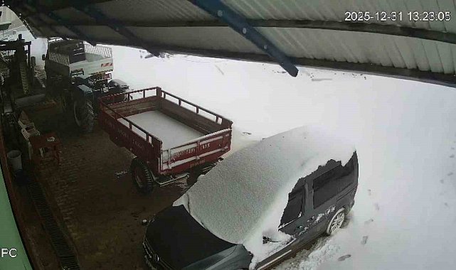 Kar kütlesini taşıyamayan çatı araçların üzerine çöktü