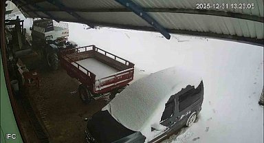 Kar kütlesini taşıyamayan çatı araçların üzerine çöktü