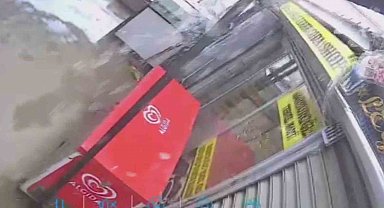 Kar kütlesini taşıyamayan plastik çatının yerle bir olmasıyla korku dolu anlar yaşadılar