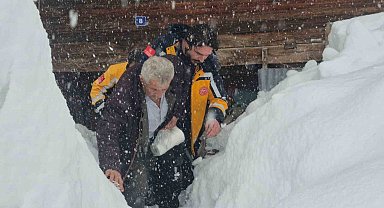 Kar nedeniyle evinde mahsur kalan hastayı sağlık ekipleri kurtardı
