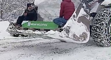 Kar nedeniyle yol kapandı, cenaze iş makinesiyle taşındı