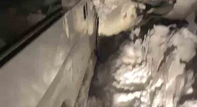 Kar nedeniyle yolda kalan araçlar, lastik iziyle kurtuldu