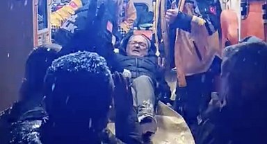 Kar sebebiyle köyde mahsur kalan hasta için seferber oldular