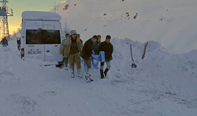 Kar temizlerken damdan düştü, ekipler hastaneye yetiştirdi