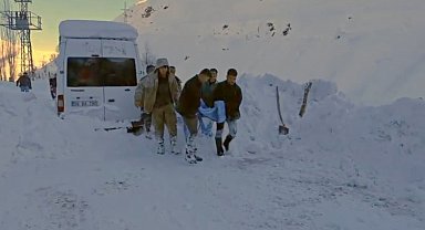 Kar temizlerken damdan düştü, ekipler hastaneye yetiştirdi