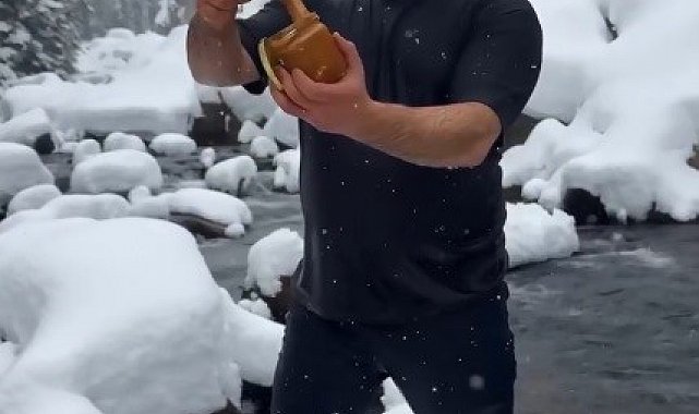 Kar ve soğuğa aldırmadı, ürününü tanıtmak için dereye girdi