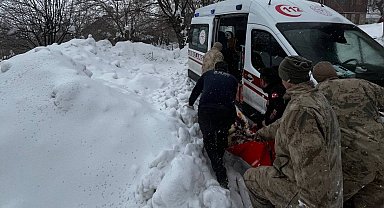 Kar ve tipiden yolu kapanan köydeki hasta kadın hastaneye ulaştırıldı