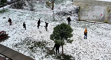 Kar yağışı altında futbol müsabakası dronla görüntülendi