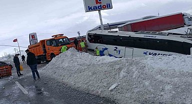 Kar yağışı beraberinde kazayı getirdi: Yolcu otobüsü direğe çarparak durabildi